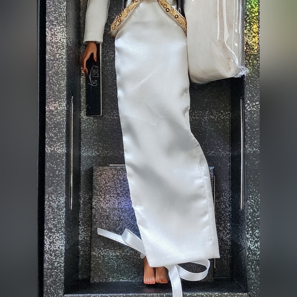 NRFB Burnt Champagne "Della Roux" Fashion Doll Intregity Toy NIB - Picture 4 of 12